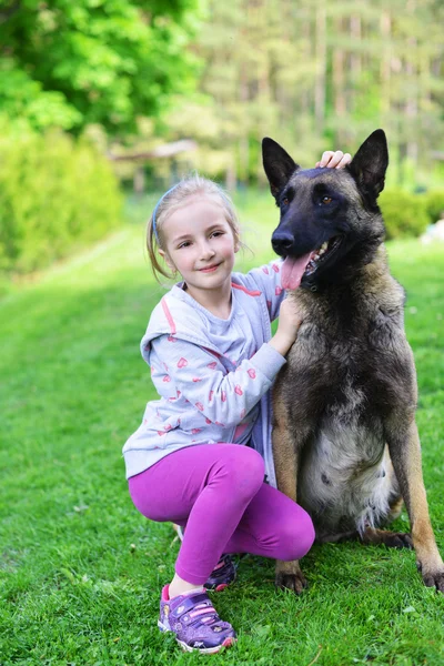 Menina brincando com cão — Fotografia de Stock