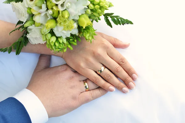 Mãos com anéis de casamento — Fotografia de Stock