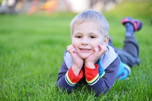 Glücklicher kleiner Junge — Stockfoto