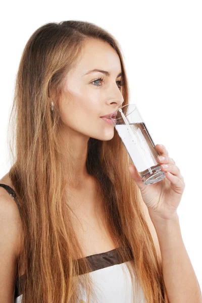 Ung kvinna som håller glas vatten — Stockfoto