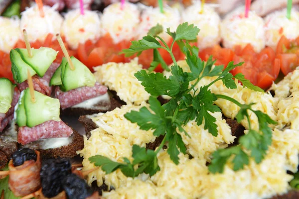 Snack mit Gemüse auf Essstäbchen — Stockfoto