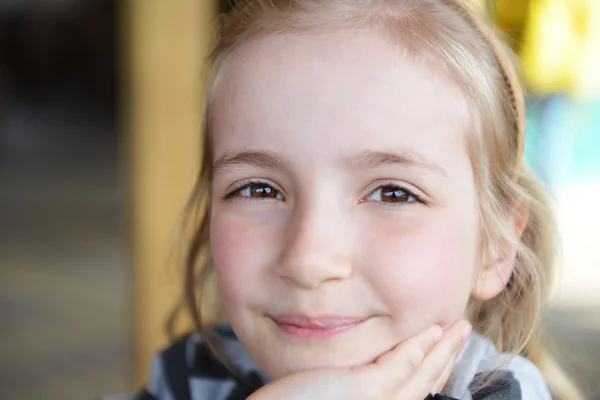 Portret van een blond meisje — Stockfoto