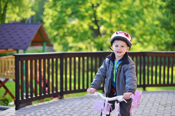 Pequeño niño montar bicicleta — Foto de Stock