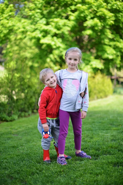 Dziewczynka i jej brat — Zdjęcie stockowe