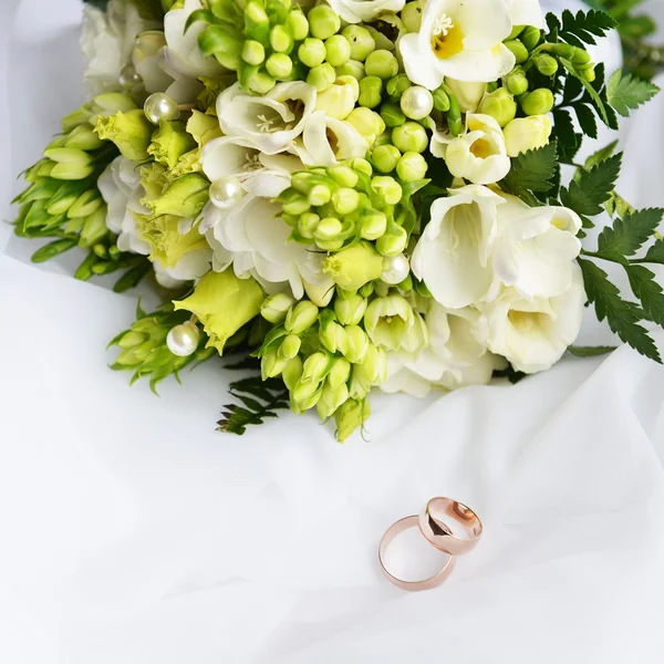 Bruiloft boeket en ringen — Stockfoto
