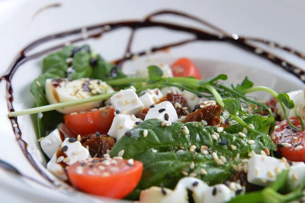 Heerlijke salade op schotel — Stockfoto