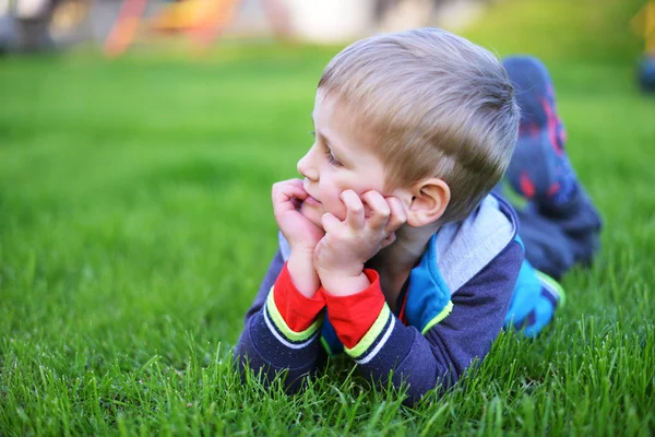 Glücklicher kleiner Junge — Stockfoto