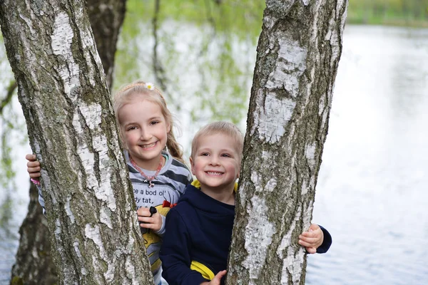 Dívka a její mladší bratr — Stock fotografie