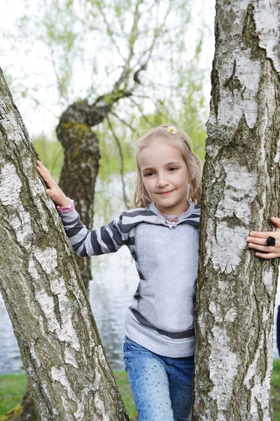 Dívka u stromu v parku — Stock fotografie