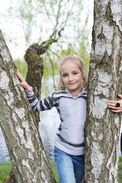 Ragazza vicino albero nel parco — Foto Stock