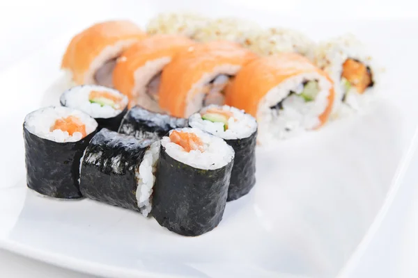 Deliciosos rolos de sushi — Fotografia de Stock