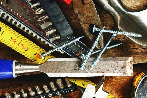 Diversi strumenti su sfondo di legno — Foto Stock