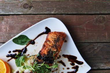 kızarmış balık ve pirinç  