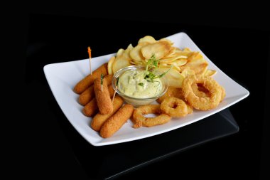 Lezzetli kızarmış balık ve patates