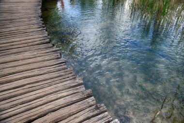 su üzerinde ahşap köprü
