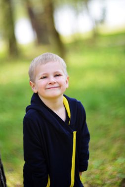 Şirin küçük çocuk.