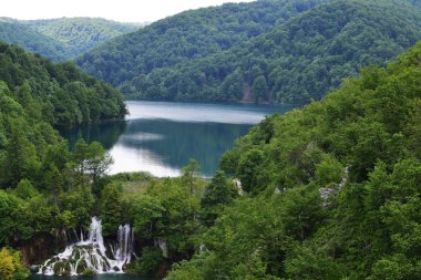 Dağlarda pitoresk göl