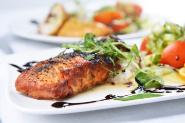 kızarmış balık ve pirinç  