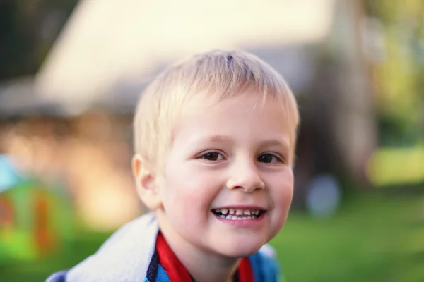 Glücklicher kleiner Junge — Stockfoto