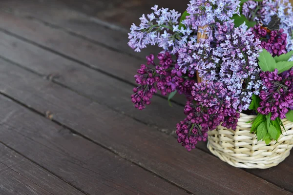 Cesto con ramo di lilla — Foto Stock