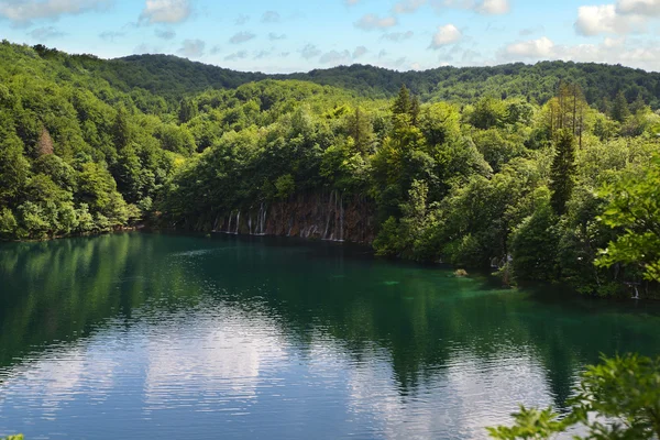 Malebné jezero v horách — Stock fotografie