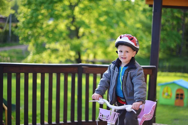 Little boy ridning cykel — Stockfoto