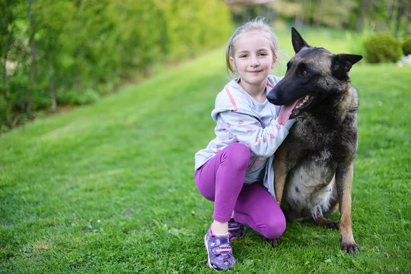 Mädchen spielt mit Hund — Stockfoto