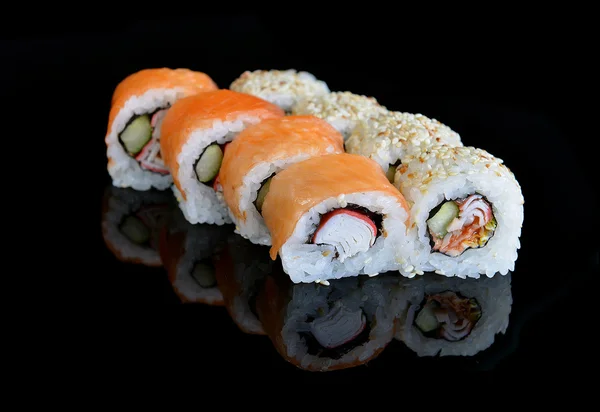 Deliziosi involtini di sushi — Foto Stock