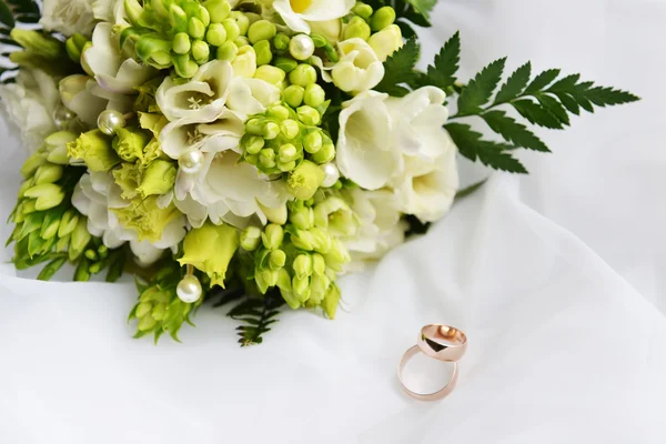 Ramo de bodas y anillos — Foto de Stock