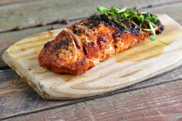 Gegrillter Fisch mit Kräutern — Stockfoto