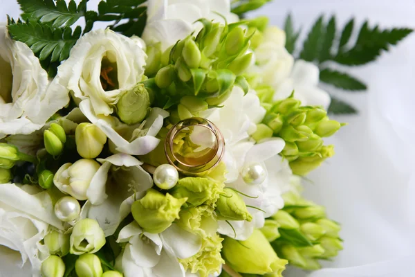 Anillos de boda y ramo —  Fotos de Stock