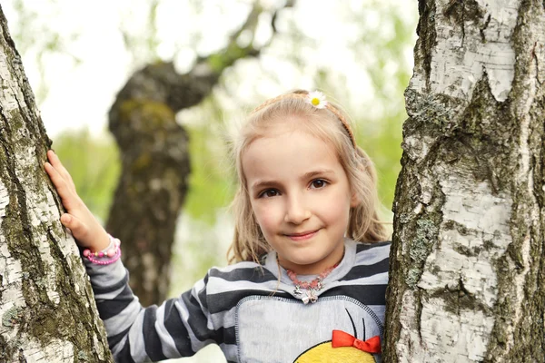 可爱的小女孩在树附近 — 图库照片