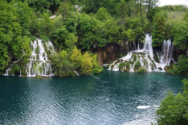 山の中の滝と湖 — ストック写真