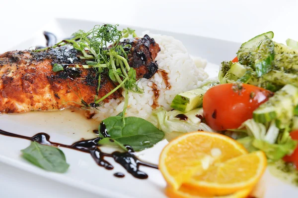 Peixes e arroz torrados — Fotografia de Stock