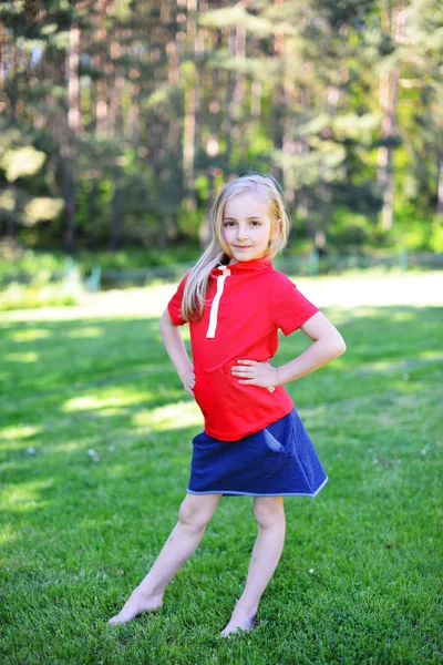 Ragazza sul prato verde — Foto Stock