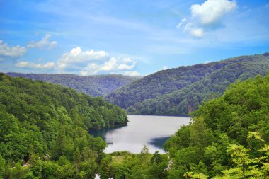 Dağlarda pitoresk göl