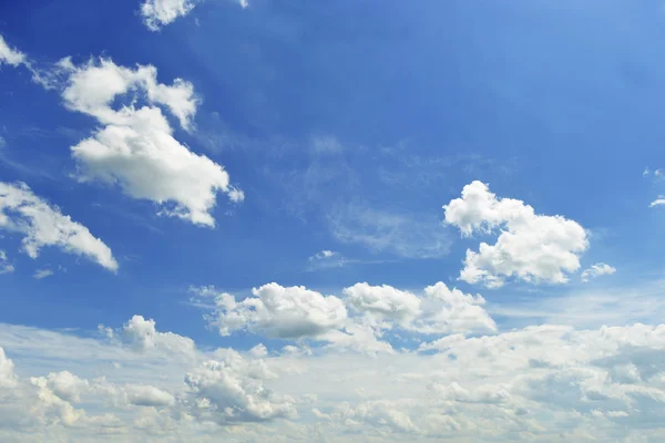 Céu e nuvens fundo — Fotografia de Stock