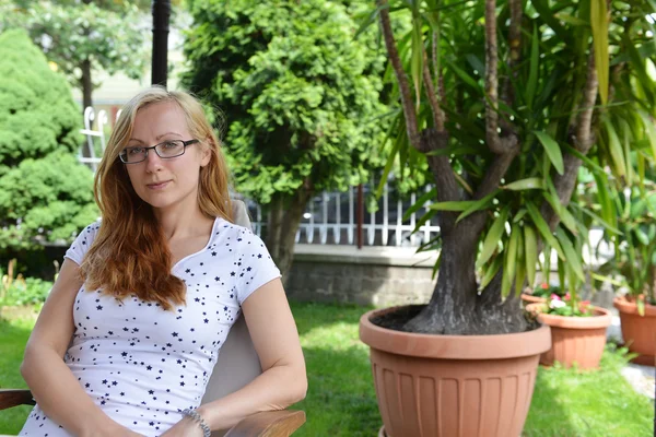 Portret van een jonge vrouw — Stockfoto