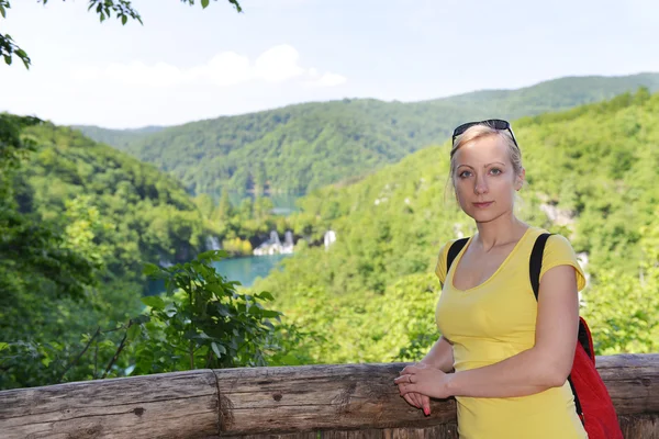 Frau in den Bergen unterwegs — Stockfoto