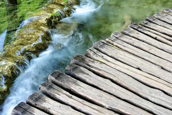 Cascada y Puente de Madera —  Fotos de Stock