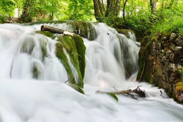 Hermosas cascadas en las montañas — Foto de Stock