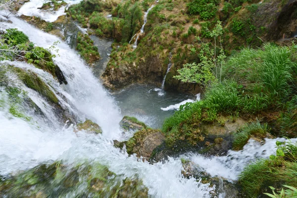 De belles cascades en montagne — Photo