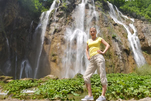 Frau in der Nähe von Wasserfällen und Bergen — Stockfoto