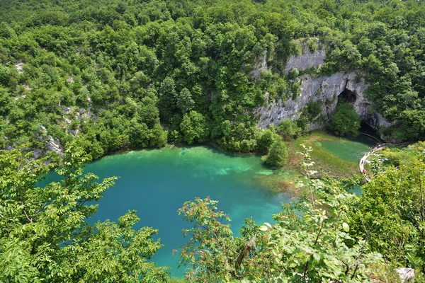 Lac pittoresque en montagne — Photo