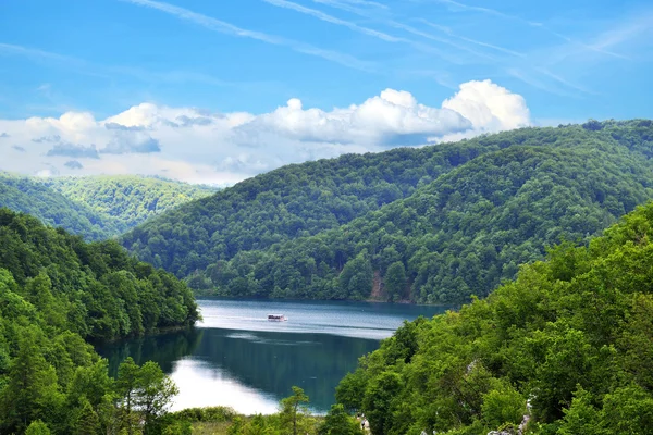 Vid en pittoresk sjö i bergen — Stockfoto