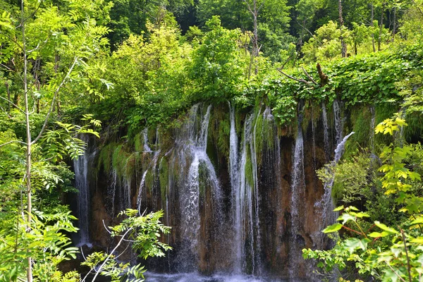 Piękne wodospady w górach — Zdjęcie stockowe