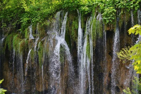 Schöne Wasserfälle in den Bergen — Stockfoto