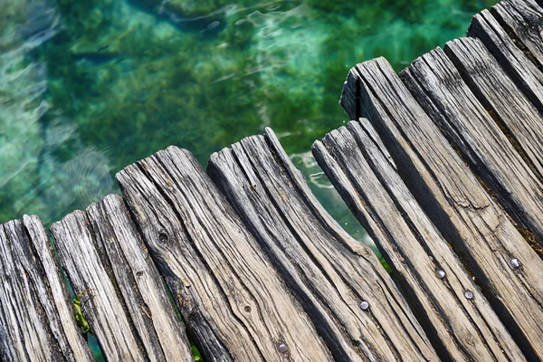 Puente de madera sobre el lago — Foto de Stock