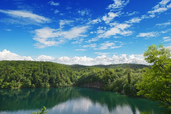 Malerischer See in den Bergen — Stockfoto