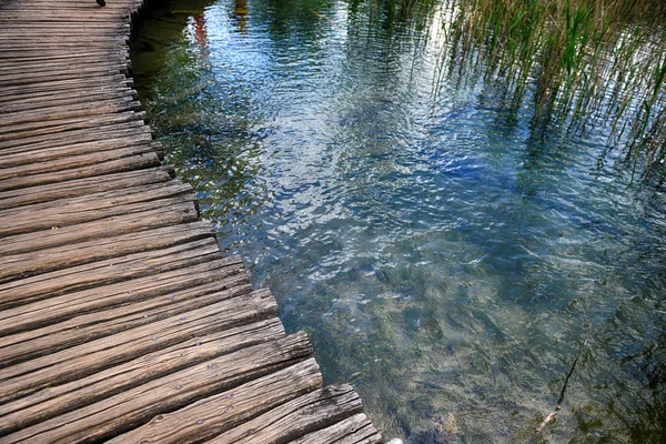 Dřevěný most přes jezero — Stock fotografie